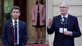 Michel Barnier sert la main du Premier ministre sortant Gabriel Attal lors de la cérémonie de passation de pouvoir à l'Hotel Matignon à Paris, le 5 septembre 2024 