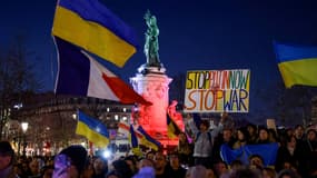 Des centaines de personnes se sont rassemblées vendredi 24 février à Paris pour rendre hommage à la résistance "héroïque" du peuple ukrainien.