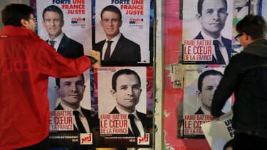 Les supporters des deux hommes placardent des affiches de campagne.