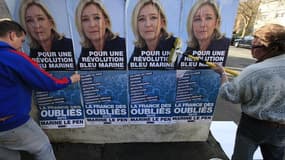 Des militants du Front national collent des affiches de leur candidate à la présidentielle, Marine Le Pen, dans une rue d'Hénin-Beaumont, dans le Nord. Selon une journaliste qui a "infiltré" le FN pendant huit mois, la stratégie de dédiabolisation du part