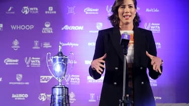 L'expérimentée Garbiñe Muguruza s'exprimant lors du tirage au sort du Masters de fin de saison de la WTA à Zapopan, en banlieue de Guadalajara, le 8 novembre 2021