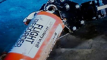 Un bras mécanique saisit une des boîtes noires du vol Rio-Paris, repêchée dimanche dans l'Atlantique, au large du Brésil. Cette boîte contient les informations de vol de l'AF447, qui s'est abîmé le 1er juin 2009 avec 228 personnes à bord dans des circonst