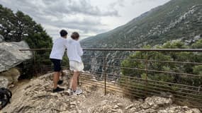 Des randonneurs admirent la vue depuis le belvédère de Mayreste, étape du sentier du Bastidon