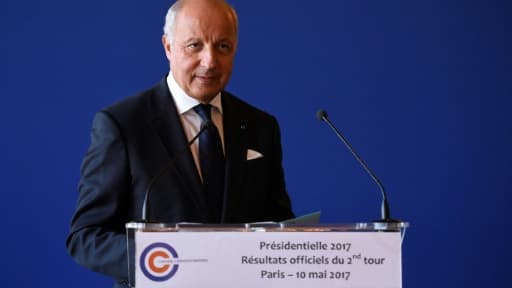 Le président du Conseil constitutionnel Laurent Fabius proclame officiellement l'élection d'Emmanuel Macron à la présidence de la République, le 10 mai 2017 à Paris