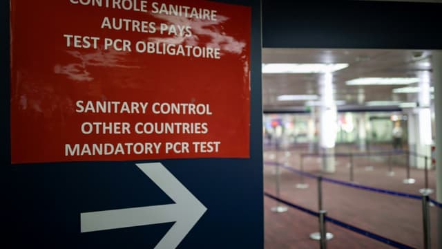 Une affiche pour indiquer aux voyageurs les contrôles sanitaires à leur arrivée à Roissy Charles de Gaulle, le 25 avril 2021