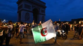 Des supporters algériens célèbrent la victoire de leur équipe en quart de final de la CAN, jeudi 11 juillet à Paris. 
