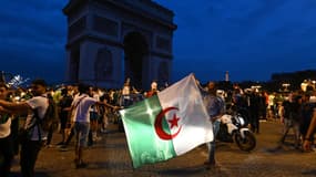 Des supporters algériens célèbrent la victoire de leur équipe en quart de final de la CAN, jeudi 11 juillet à Paris. 