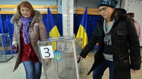 Des membres d'une commission électorale prépare un bureau de vote à Kramatrosk en Ukraine, le 25 octobre 2014.