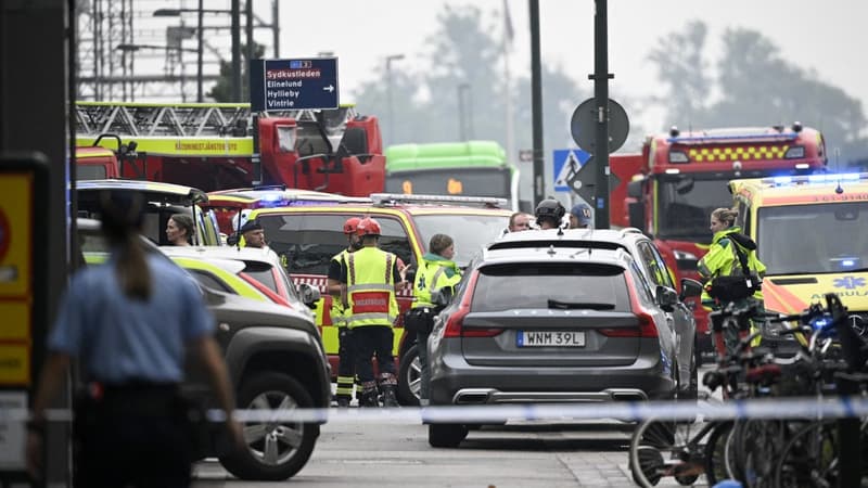 La police et les équipes de secours près du centre commercial de Malmö en Suède, où a éclaté une fusillade ce vendredi.