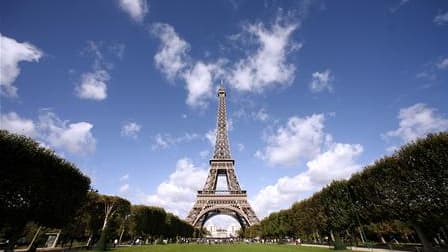 Selon le préfet de police de Paris, l'"apéro géant" prévu dimanche sur le Champ-de-Mars ne peut avoir lieu car la consommation d'alcool y est interdite en permanence. /Photo d'archives/REUTERS/Mal Langsdon