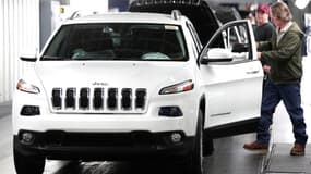 Dans un article publié dans le magazine Wired cette semaine, deux chercheurs informatiques affirment avoir pris le contrôle à distance d'un modèle Jeep Cherokee.