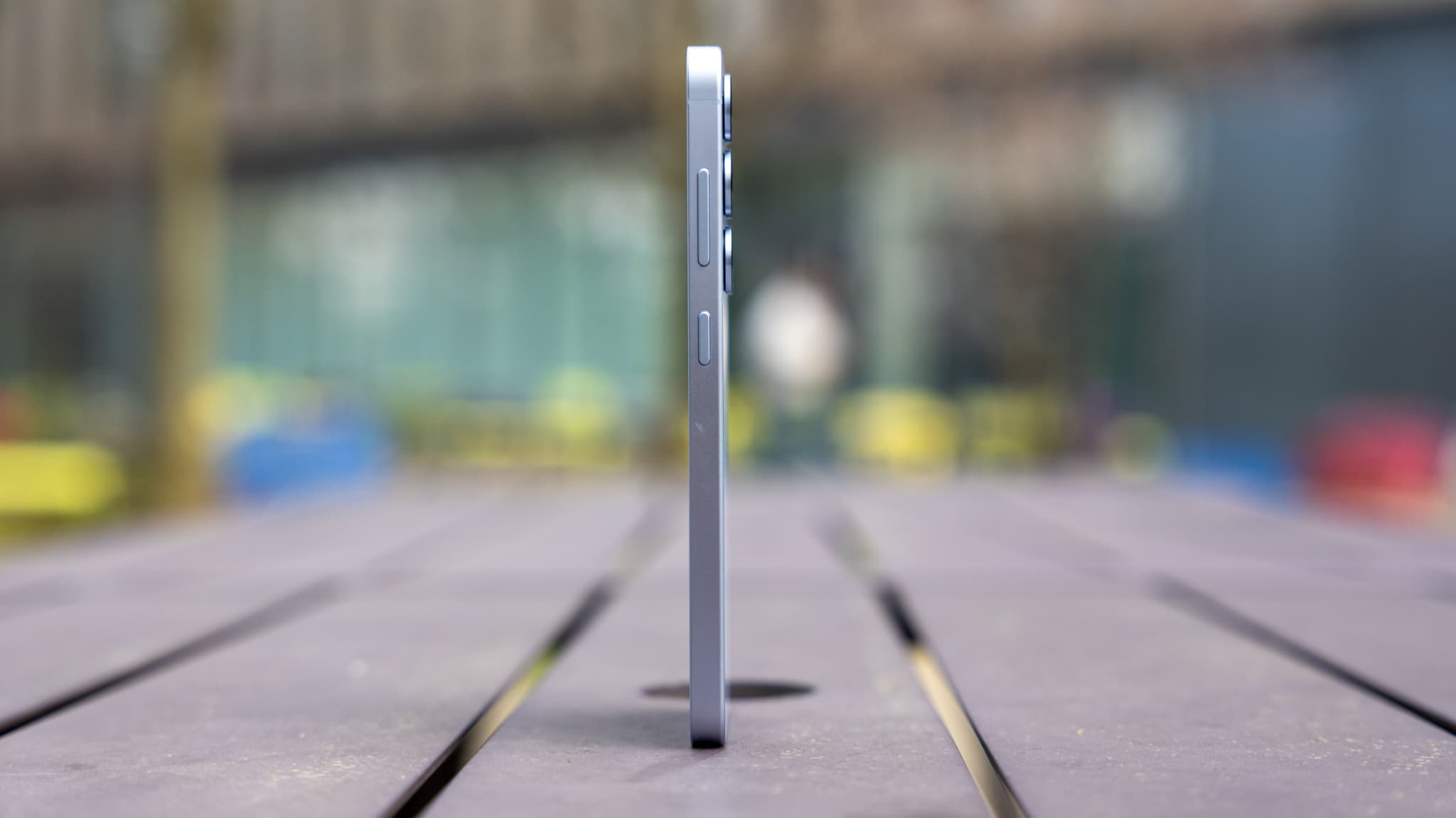 Plus fin et plus léger, le Samsung Galaxy S25 est agréable à prendre en main.