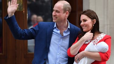 Le prince William, Kate Middleton et le prince Louis devant la maternité, le 23 avril 2018