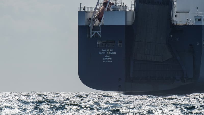 Le 9 mai, le cargo saoudien Bahri Yanbu attend pour entrer dans le port du Havre.