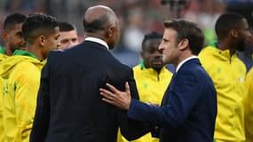 Antoine Kombouaré et Emmanuel Macron lors de la finale de la Coupe de France, le 7 mai 2022.