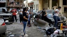 Des bénévoles nettoient les rues après les explosions au port de Beyrouth, le 5 août 2020 au Liban