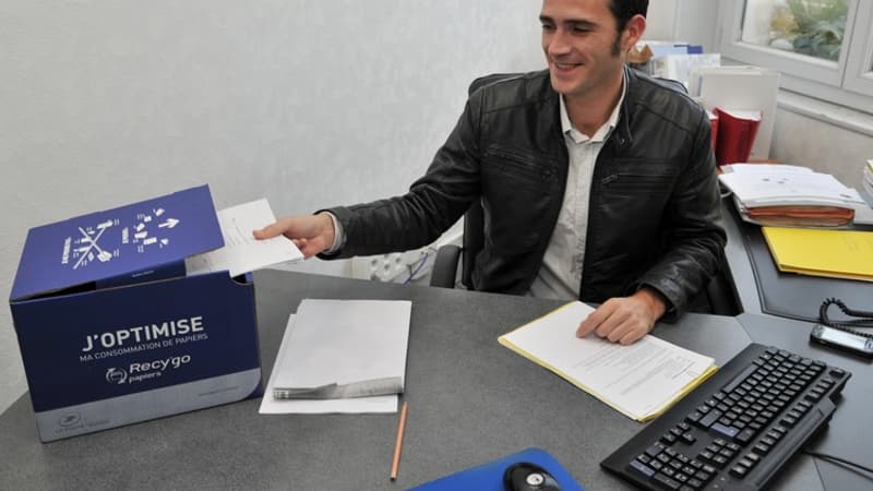 Depuis quelques années, La Poste propose à ses facteurs de collecter les papiers de bureau usagés des entreprises qui sont sous contrat avec elle, pour cette prestation de recyclage.