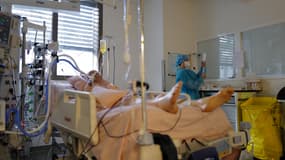 Un soignant et un patient atteint du Covid-19 au CHU de Nice, le 25 février 2021.