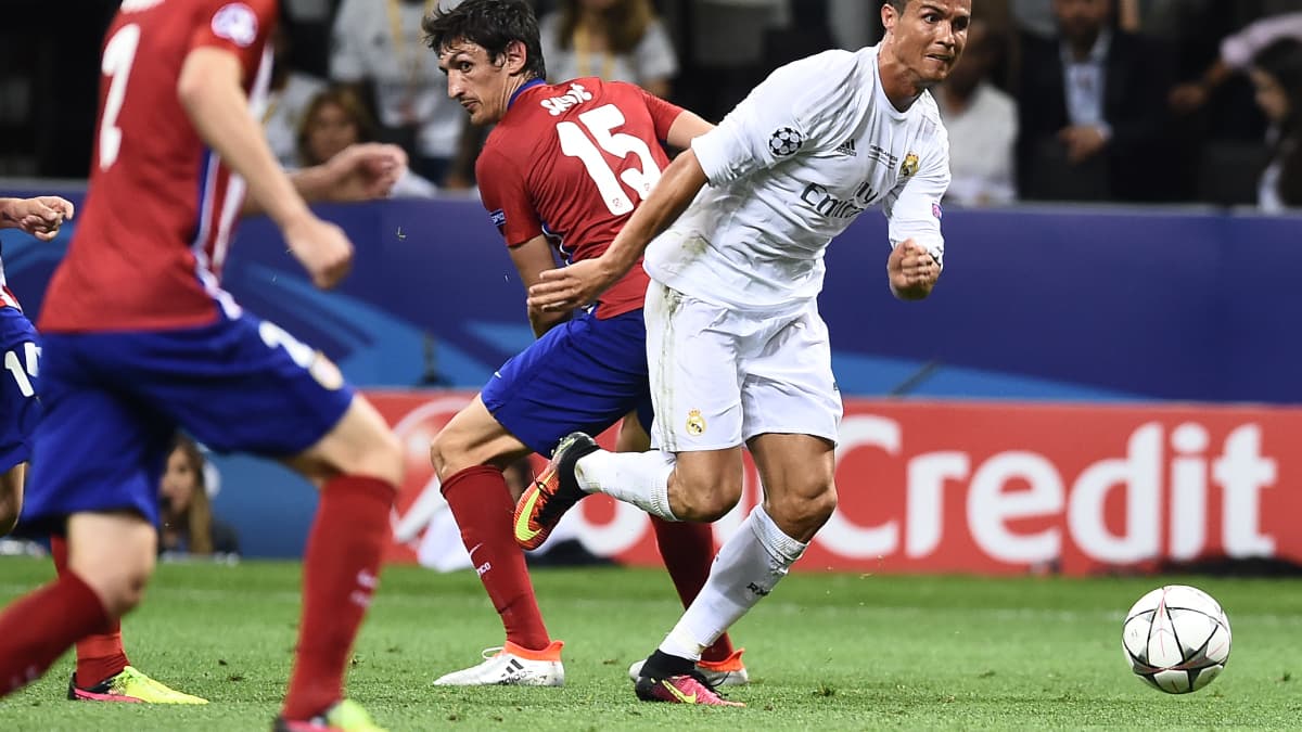 Cristiano Ronaldo (en blanc) tente de se jouer de la défense de l'Atlético en finale de la Ligue des champions en 2016 Cristiano Ronaldo (en blanc) tente de se jouer de la défense de l'Atlético en finale de la Ligue des champions en 2016