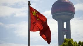 Le drapeau chinois flottant devant un gratte-ciel de la ville de Shanghai (photo d'illustration).