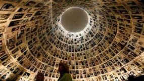 Photos de Juifs tués par les nazis pendant la Seconde Guerre mondiale, exposées au musée de l'Holocauste de Yad Vashem à Jérusalem. La liste des noms confirmés de victimes de l'Holocauste a atteint les quatre millions, a annoncé mardi le musée, en indiqua