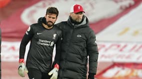 Alisson réconforté par Klopp.