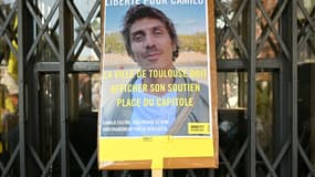 Une photo de Camilo Castro sur une pancarte, lors d'un rassemblement d'Amnesty International et sa famille pour protester contre sa détention au Venezuela, à Toulouse, le 20 septembre 2025. (Photo d'archive)