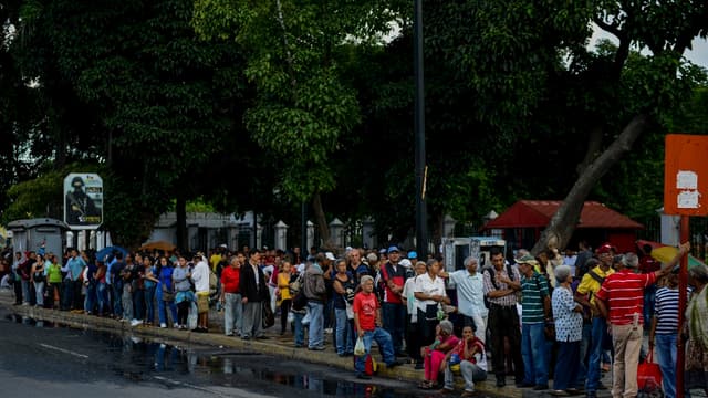 Le Venezuela est ébranlé par la chute des cours du pétrole qui le prive de liquidités.