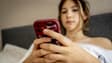 Une adolescente sur son smartphone