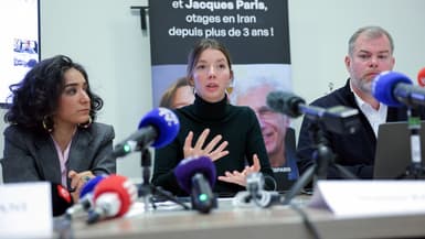 Noémie Kohler, sœur de Cécile Kohler s'exprime le jeudi 16 octobre lors d'une conférence de presse entre les avocats Chirinne Ardakani et Martin Padel à Paris 