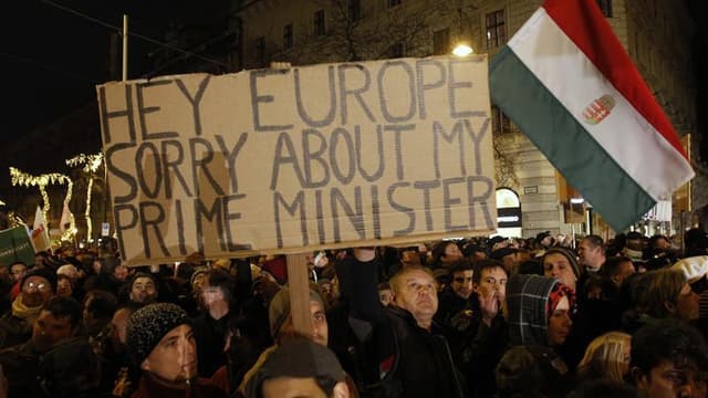 Lors d'une manifestation contre le gouvernement hongrois à Budapest, lundi dernier. L'ancien Premier ministre français Dominique de Villepin a condamné dimanche sur Canal+ l'inaction de la diplomatie française et européenne sur la dérive autoritaire dont