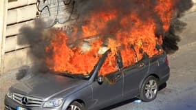 Deux voitures ont été incendiées et des vitrines de magasins ont été brisées samedi à Rome en marge du rassemblement des "Indignés" dans la capitale italienne. /Photo prise le 15 octobre 2011/REUTERS/Stefano Rellandini