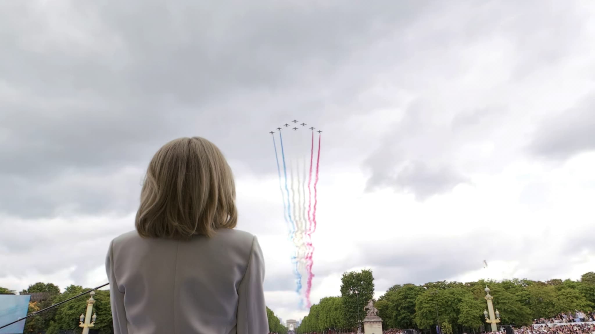 VIVRE LE DÉFILÉ DU 14-JUILLET AU CÔTÉ D'EMMANUEL MACRON, C'EST LA PROMESSE DE CETTE VIDÉO INCROYABLE ET IMMERSIVE PENSÉE POUR L'APPLE VISION PRO