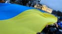 Un grand drapeau ukrainien déployé place de la Lafayette à Washington, DC, pour protester contre l'invasion russe de l'Ukraine, le 24 février 2022