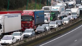 Des opérations escargots sont en cours sur la N44 entre Vitry-le-François et Reims (Marne), sur l'A34 dans les Ardennes avec des passages par Sedan et Charleville-Mézières, ainsi qu'en Haute-Marne sur l'axe Langres-Chaumont