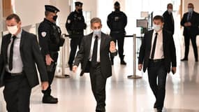 L'ancien président Nicolas Sarkozy arrive au tribunal où il est jugé pour des accusations de corruption, à Paris le 30 novembre 2020