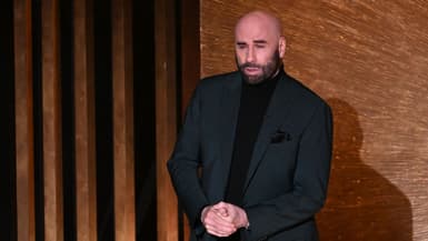 John Travolta ému lors des Oscars 2023