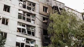 Les secours ukrainiens mènent des opérations de recherche et de sauvetage après une attaque russe dans la région de Dnipropetrovsk en Ukraine, le 20 septembre 2025. 