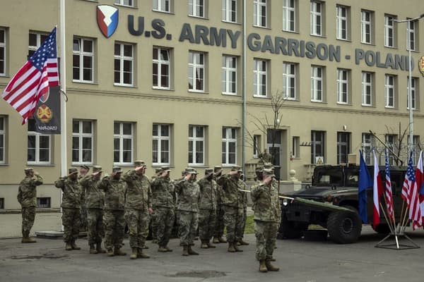 Des soldats américains participent à la cérémonie d'inauguration de la garnison permanente de l'armée américaine en Pologne, au Camp Kosciuszko à Poznan, le 21 mars 2023. 