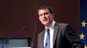 Manuel Valls préconise de repérer "au plus tôt les signes de radicalisation" sur Internet.