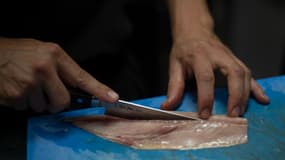 Un cuisinier coupe un poisson à Girone, le 26 juin 2020 (image d'illustration)