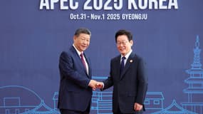 Le président sud-coréen Lee Jae-myung (à droite) accueille son homologue chinois Xi Jinping à l'occasion de la réunion des dirigeants économiques de la Coopération économique Asie-Pacifique (APEC) à Gyeongju, le 31 octobre 2025.
