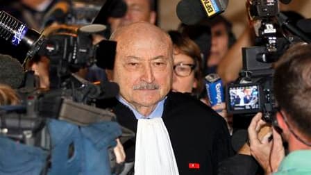 Arrivée de Georges Kiejman, avocat de Jacques Chirac, au tribunal de Paris. Le parquet a accepté l'excuse médicale de l'ancien président de la République à son procès pour détournement de fonds publics. /Photo prise le 5 septembre 2011/ REUTERS/Charles Pl