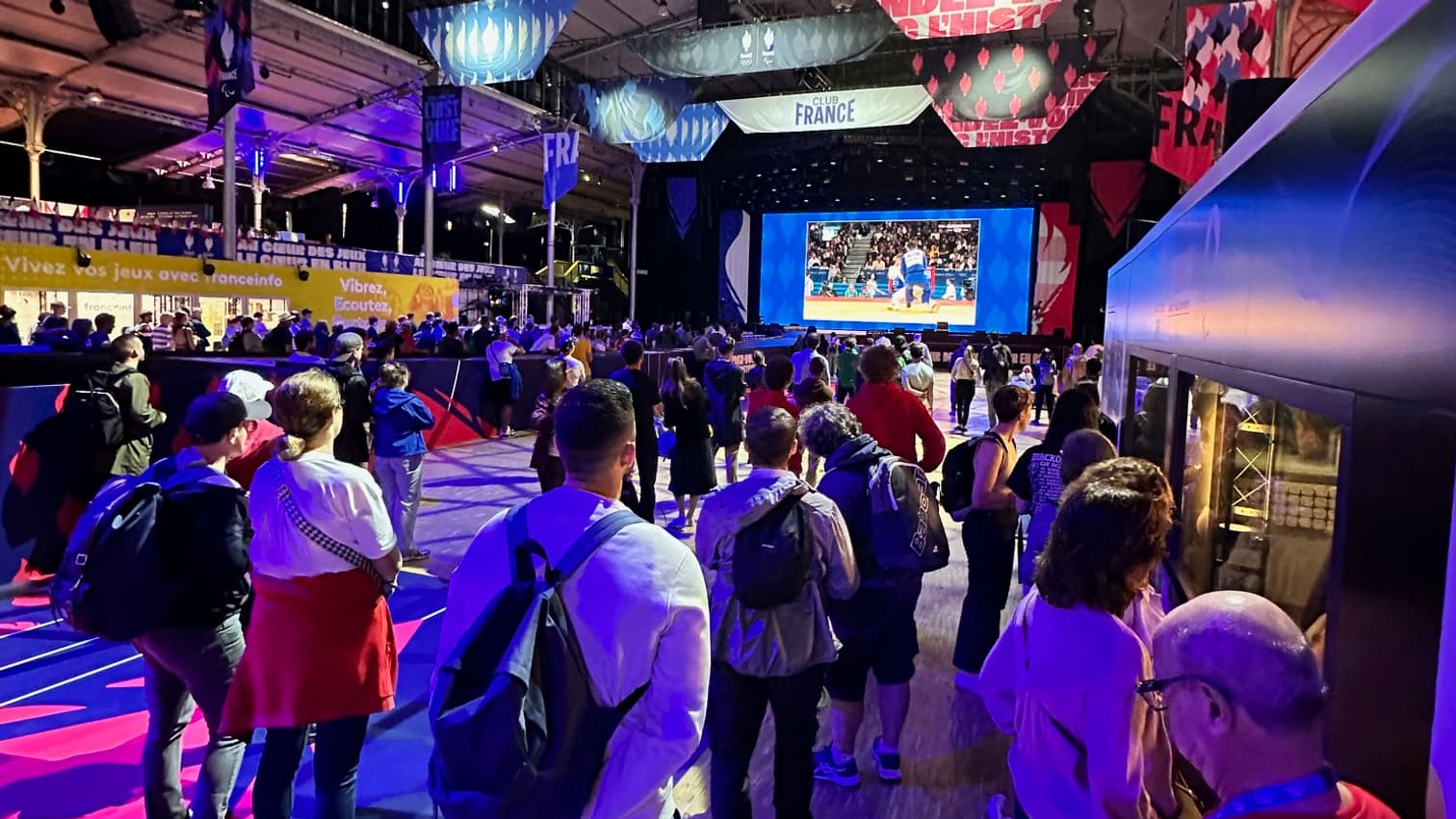 Des spectateurs au Club France, le 27 juillet 2024