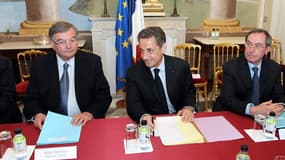 Nicolas Sarkozy, en déplacement en Corse, ici à la préfecture d'Ajaccio, promet 900 millions d'euros d'investissements aux Corses, dont 500 millions pour l'approvisionnement de leur île en énergie. /Photo prise le 13 avril 2012/REUTERS/Pascal Pochard-Casa