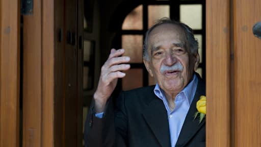 Gabriel Garcia Marquez, le 6 mars 2014, salue depuis la porte de sa maison à Mexico, à l'occasion de son 87e anniversaire.