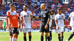 Romain Faivre interpelle M. Hakim Ben El Hadj lors du match Lorient-Nice, dimanche 20 août 2023