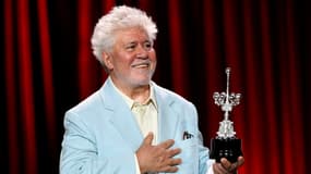 Pedro Almodóvar recevant le prix d'honneur du festival de cinéma de Saint-Sébastien, le 26 septembre 2024