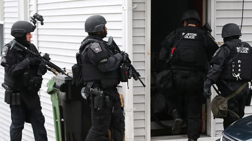 La police de Boston a encerclé le quartier de Watertown à la recherche du suspect toujours en fuite et fouille les maisons du quartier