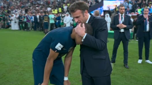 Emmanuel Macron réconforte Kylian Mbappé après la finale de la Coupe du monde 2022
